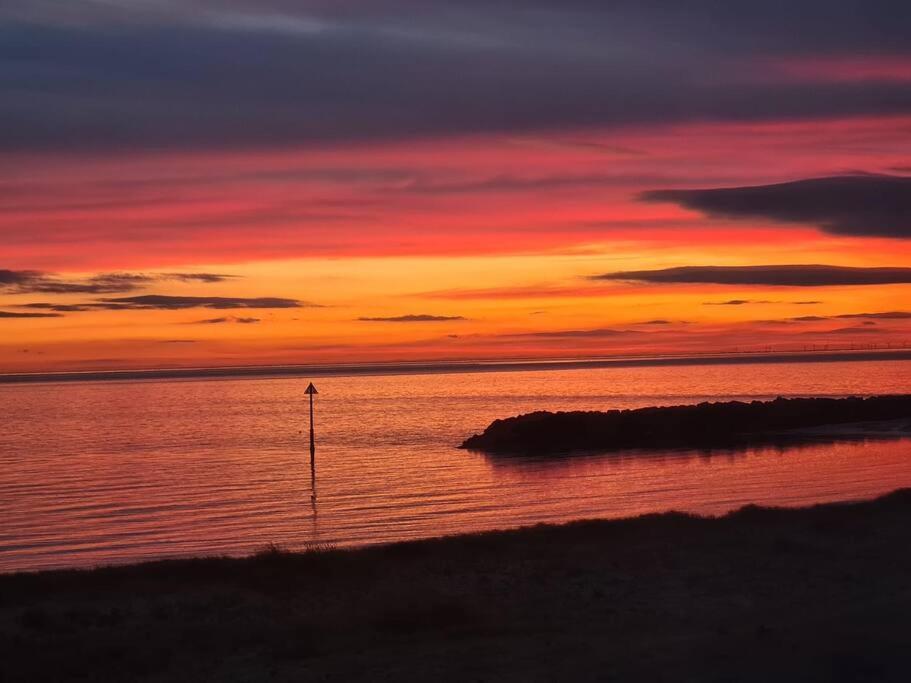Awave From It All - Escape The City Life Jaywick Sands エクステリア 写真