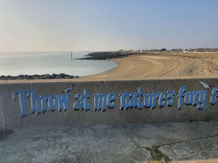 Awave From It All - Escape The City Life Jaywick Sands エクステリア 写真