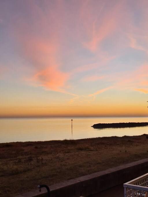Awave From It All - Escape The City Life Jaywick Sands エクステリア 写真