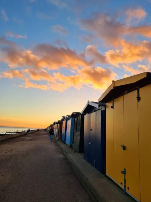 Awave From It All - Escape The City Life Jaywick Sands エクステリア 写真