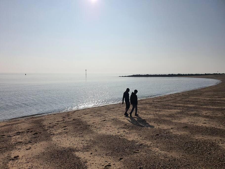 Awave From It All - Escape The City Life Jaywick Sands エクステリア 写真